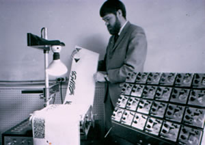 Paul Pedersen avec le module d’oscillateurs et le spectrogramme de Le Caine, vers 1967